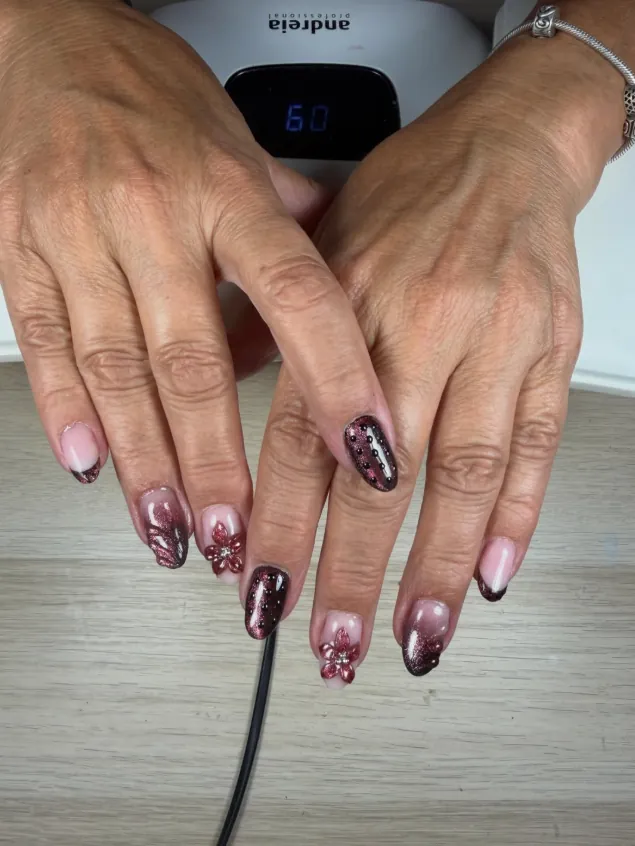 Couleur bordeaux et motif floral, AST-nails près de Nîmes